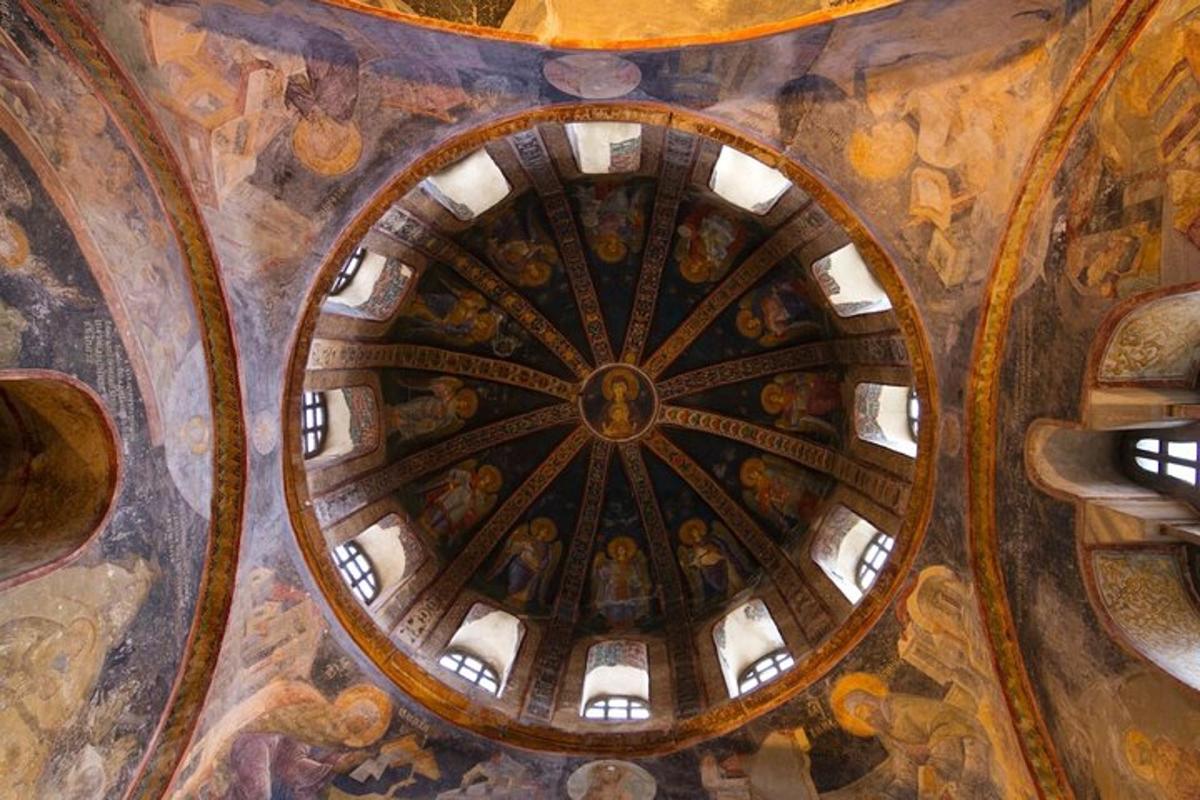 strop kostela s malbami