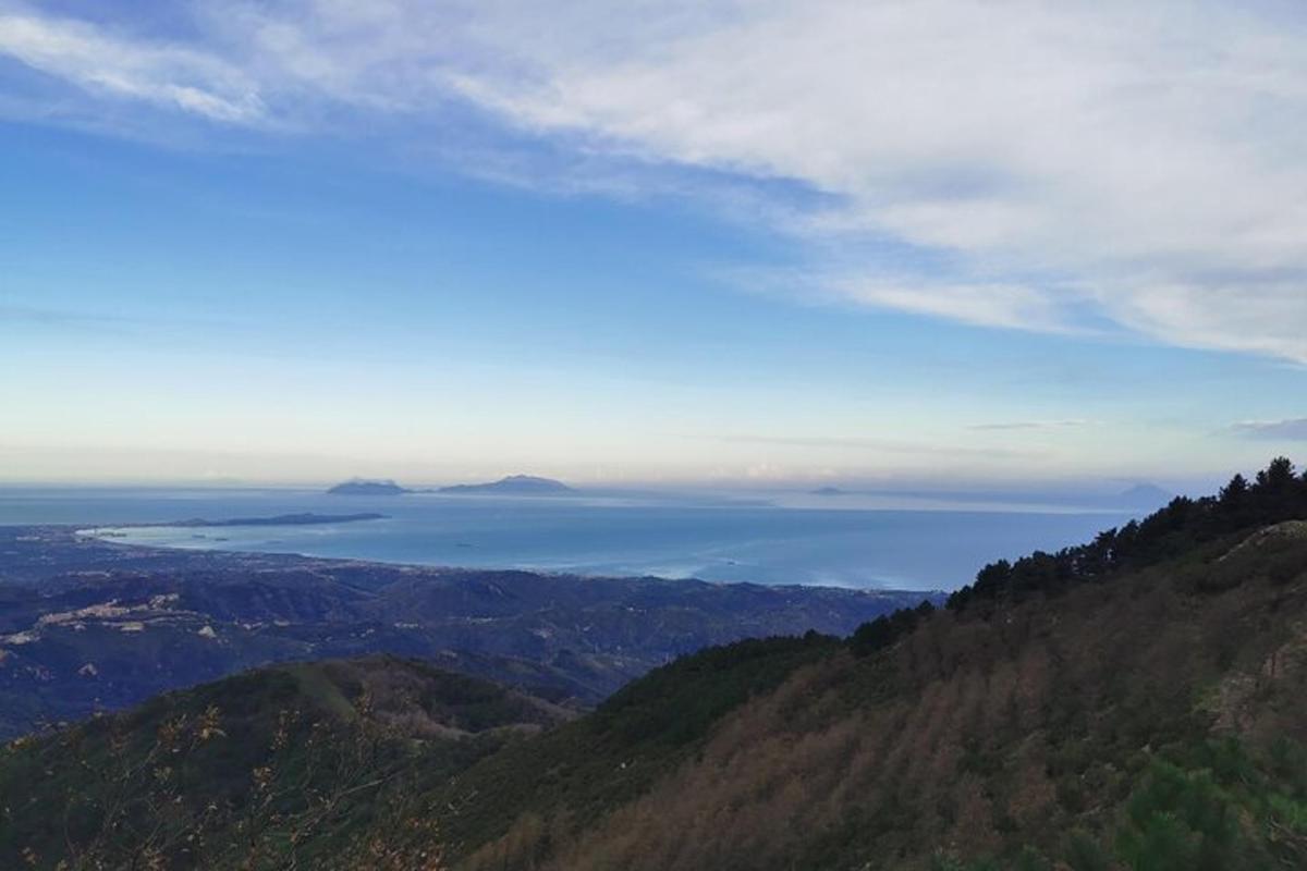 pemandangan lautan dari puncak gunung