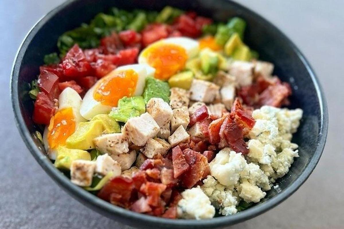 uma tigela de comida com carne e vegetais
