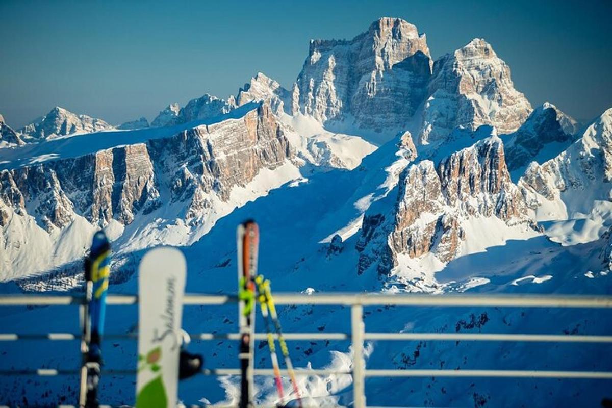 een uitzicht op een met sneeuw bedekte bergketen met ski's