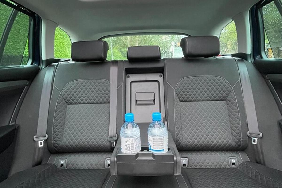 twee flessen water op de achterbank van een auto