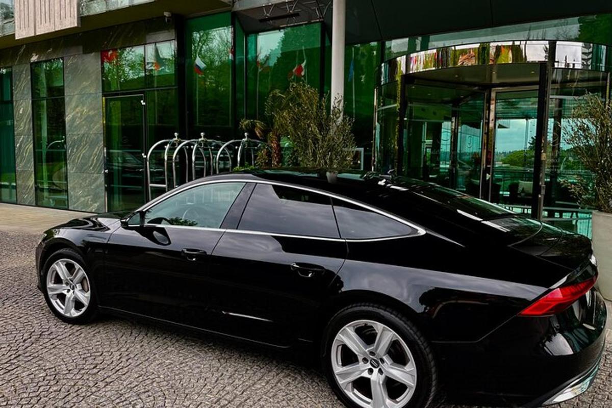 een zwarte auto geparkeerd voor een gebouw