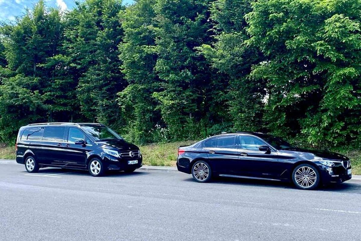 twee auto's geparkeerd aan de kant van de weg