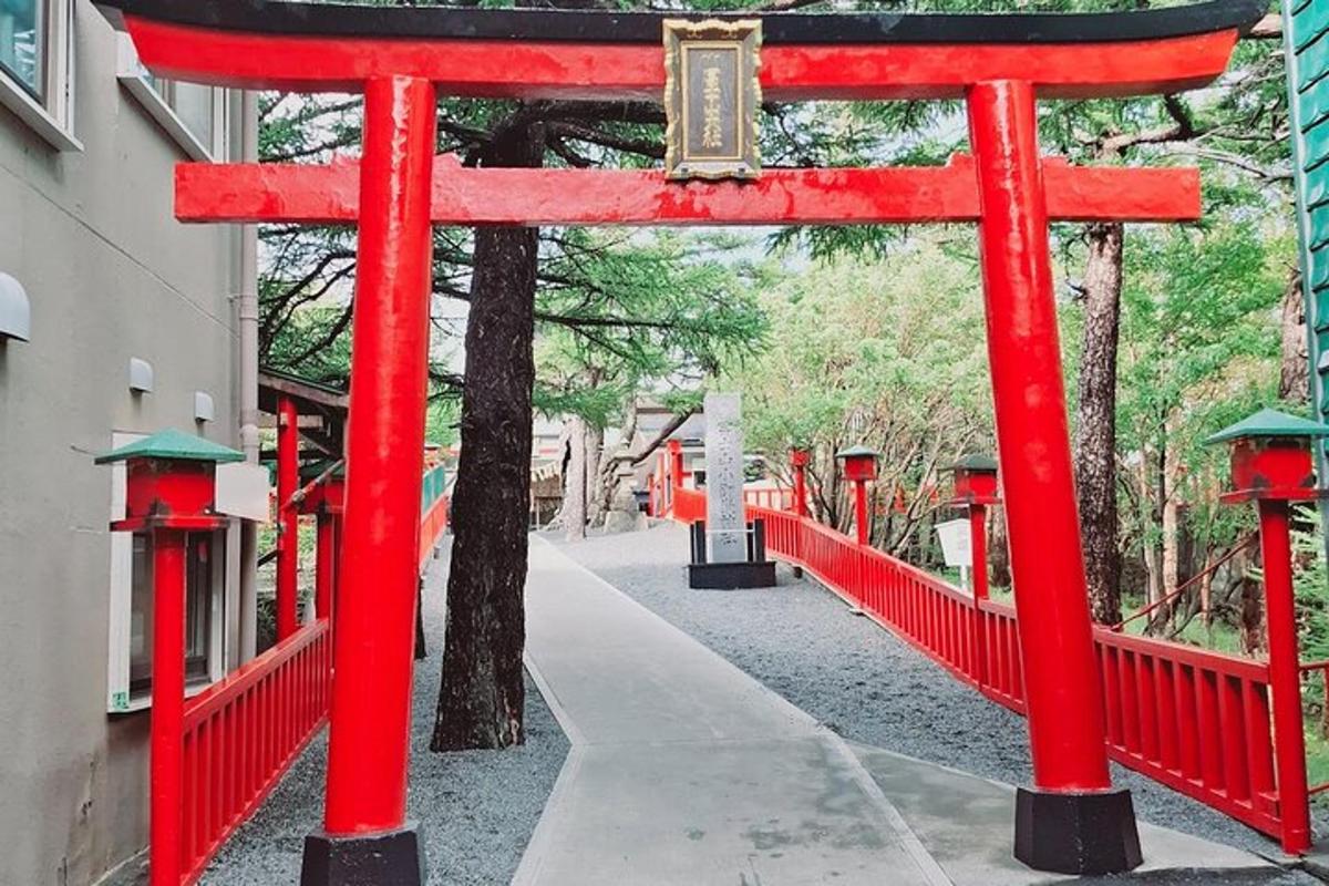 Červená brána torii před budovou