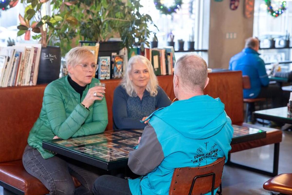mees ja naine istuvad laua taga