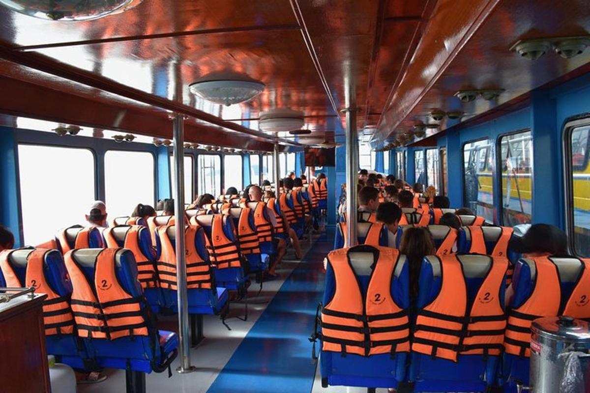 skupina lidí sedících v autobuse