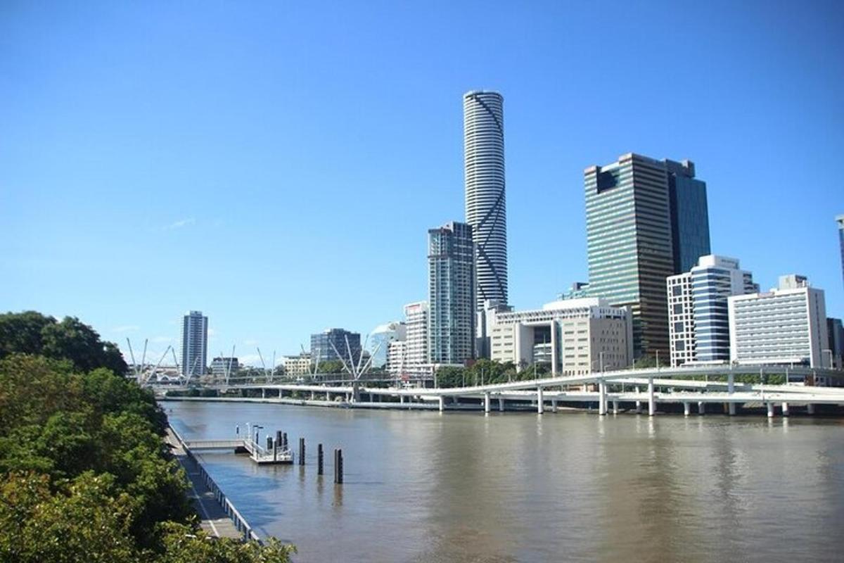una vista di una città con un fiume e degli edifici