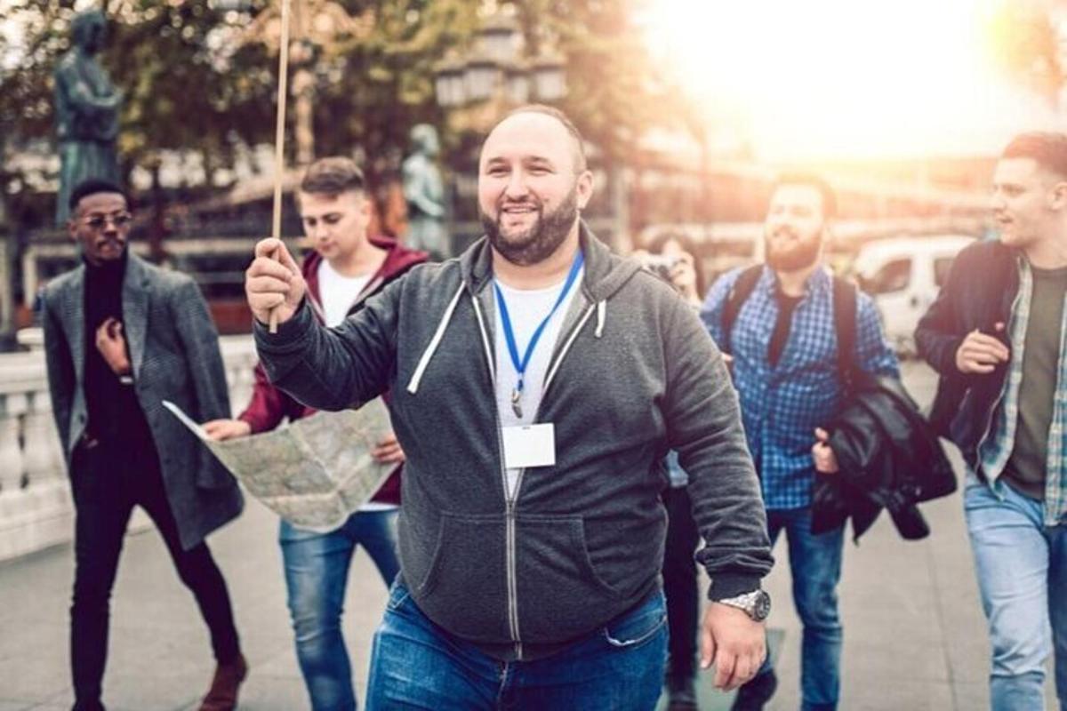 egy csoport ember sétál az utcán
