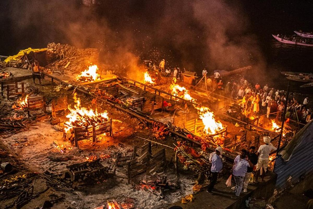 grupa ljudi koji stoje oko vatre