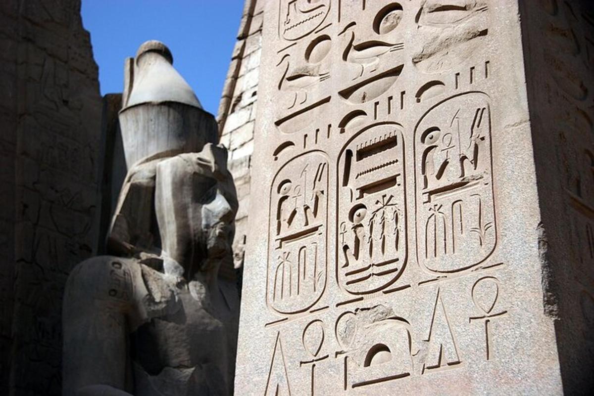 kamenný sloup s hieroglyfy na něm