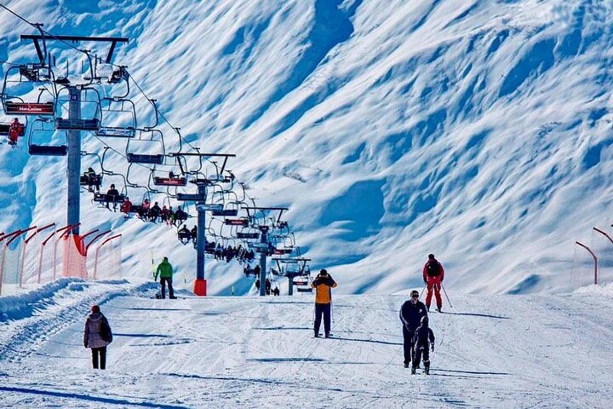 een groep mensen op een skilift in de sneeuw
