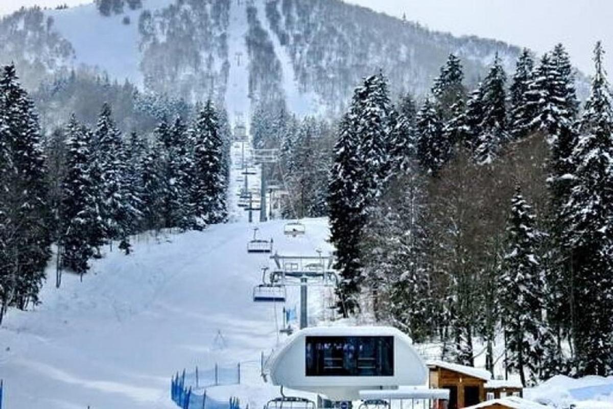 lereng ski yang tertutup salju dengan lift ski