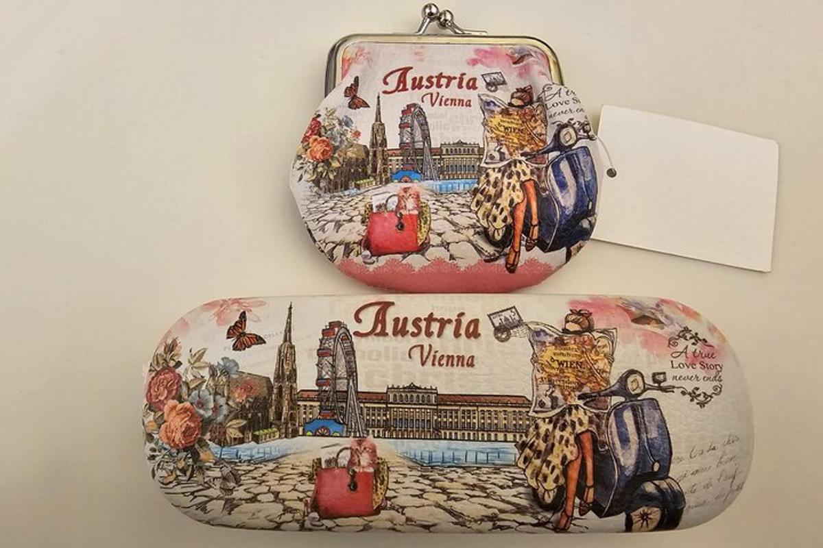 una borsa con la foto di una donna su uno scooter