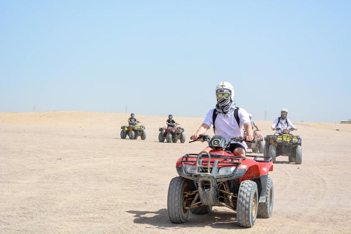 un gruppo di persone in sella a quad nel deserto