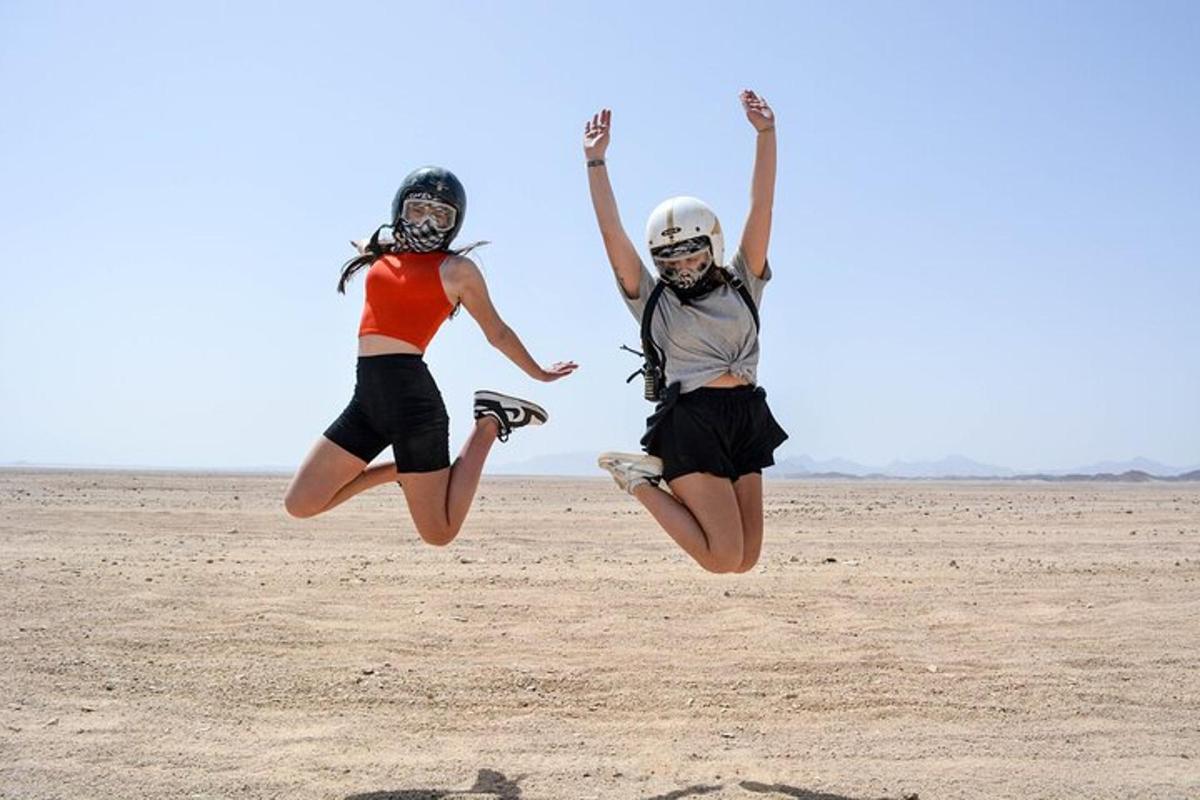 due ragazze che saltano in aria nel deserto