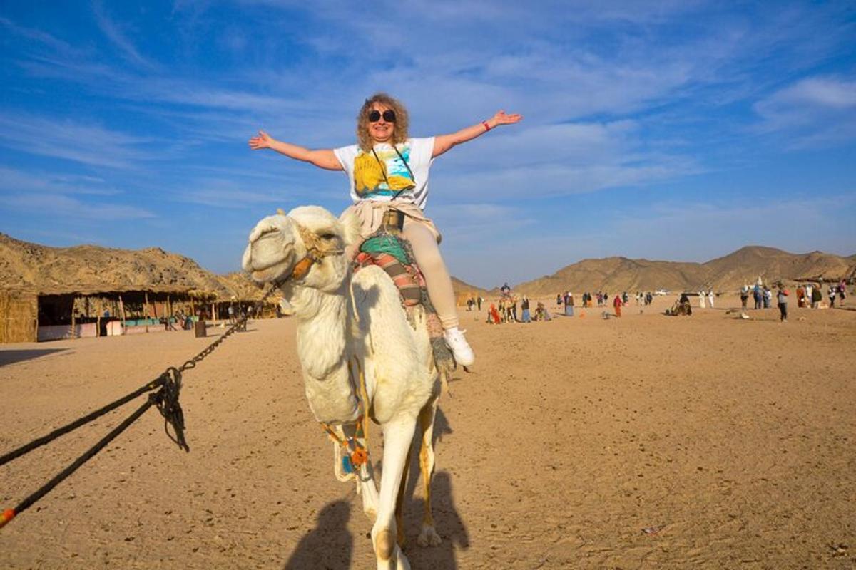 una donna a cavallo nel deserto