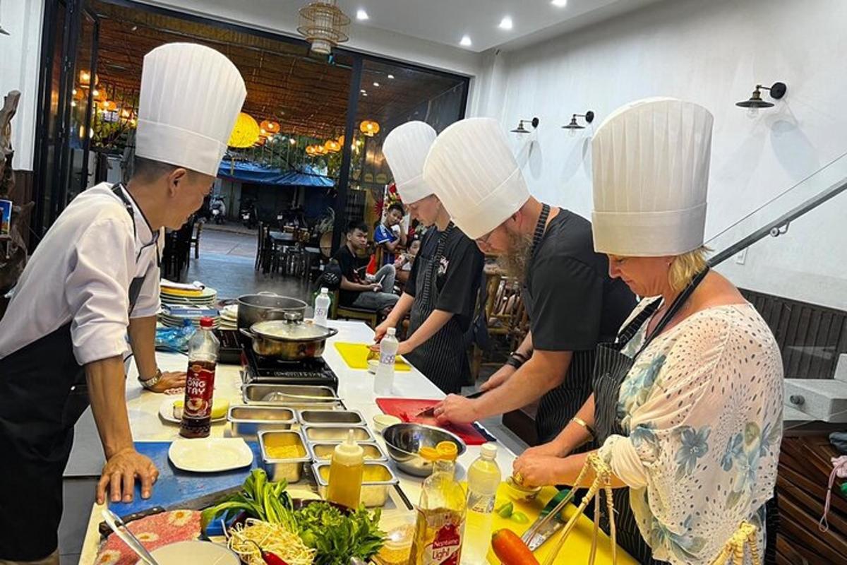un gruppo di chef che preparano il cibo in una cucina