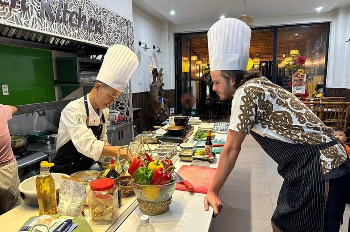 due chef in piedi in una cucina che preparano il cibo