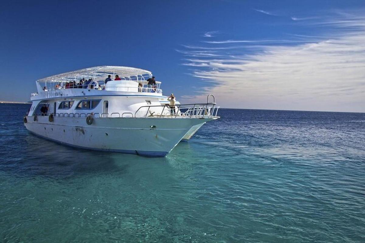 Un barco blanco en el agua del océano.