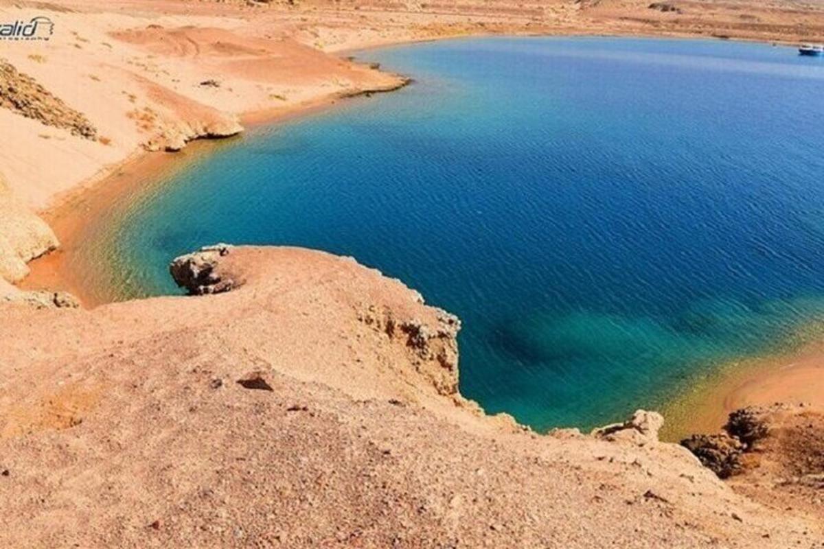 un cuerpo de agua en medio del desierto