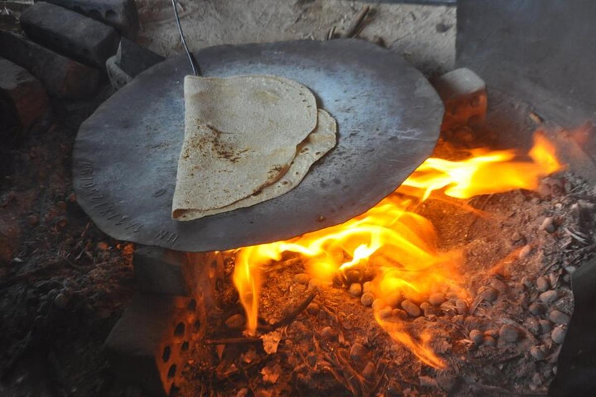 en tortilla som tillagas i en panna över eld