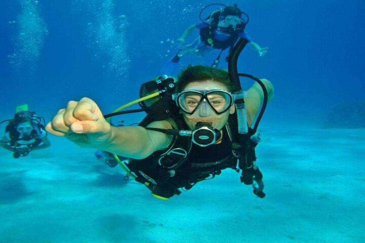 Un hombre con traje de buceo y gafas está en el agua.