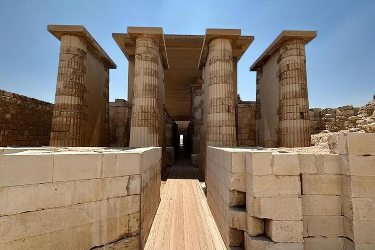 una fila di colonne in un edificio antico