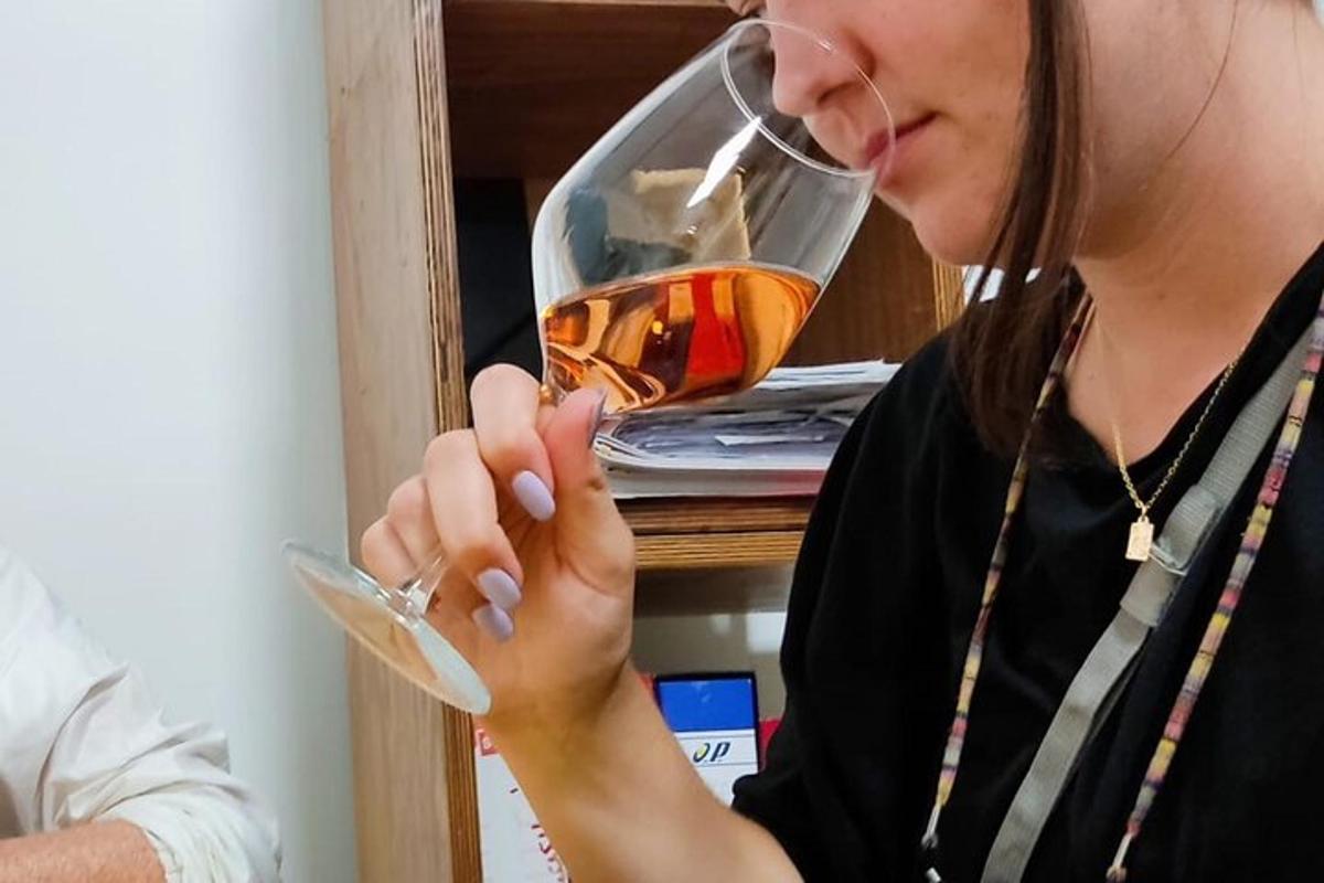 o femeie bea un pahar de vin
