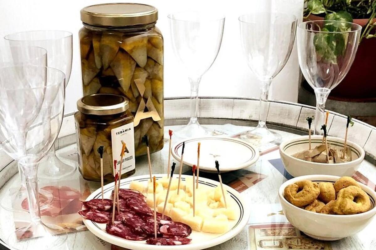 un tavolo sormontato da piatti di cibo e bicchieri di vino