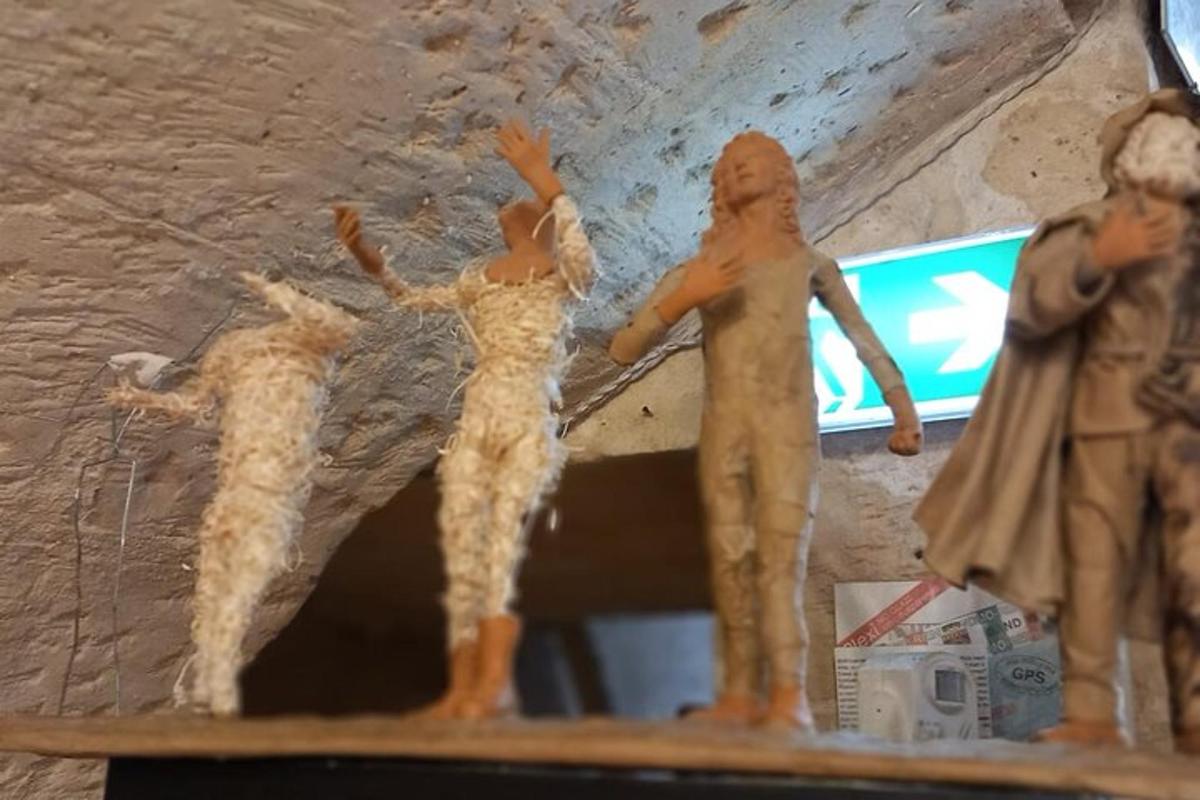 skupina figurek na poličce
