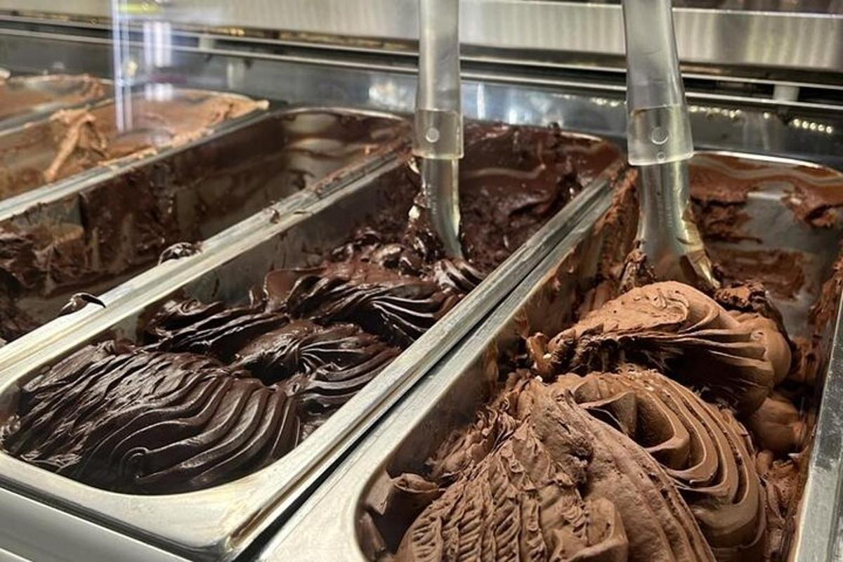 ショーケースに並んだたくさんのチョコレートケーキ