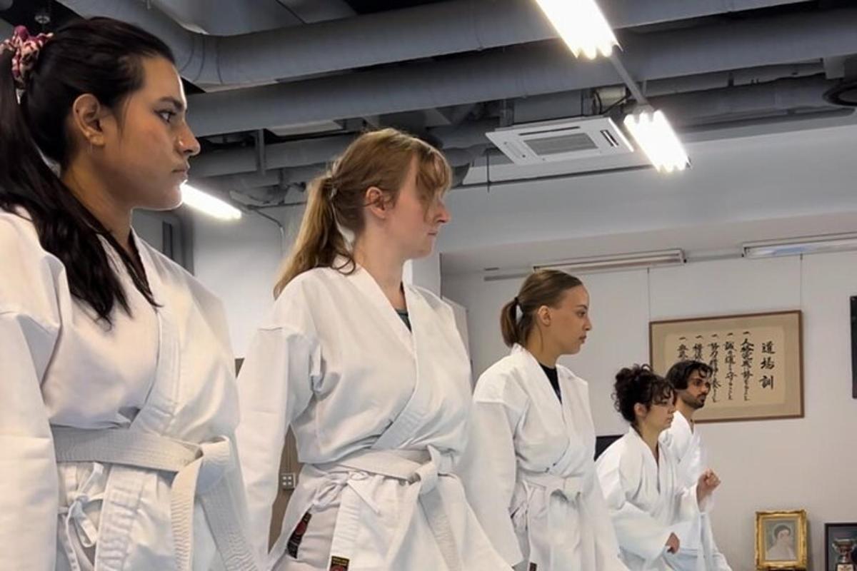 skupina žen v bílých uniformách stojící v místnosti