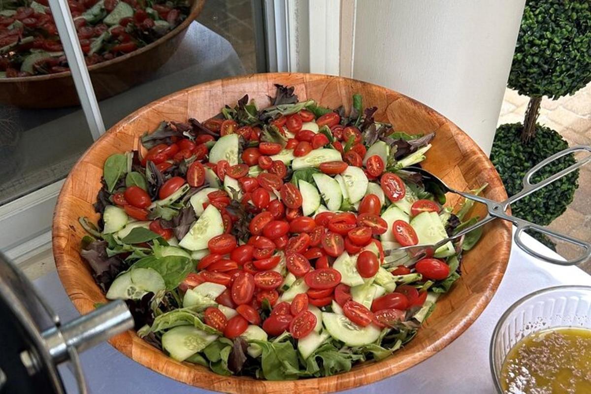 salad dengan tomato dan timun dalam mangkuk kayu