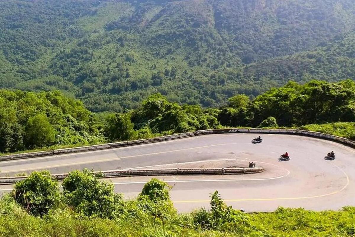 山道のバイクのグループ
