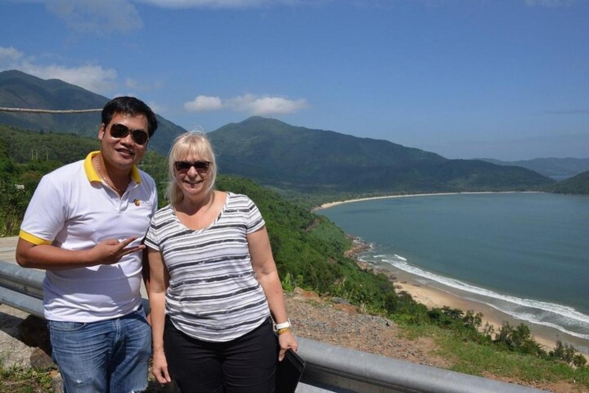 해변 옆에 서 있는 남자와 여자