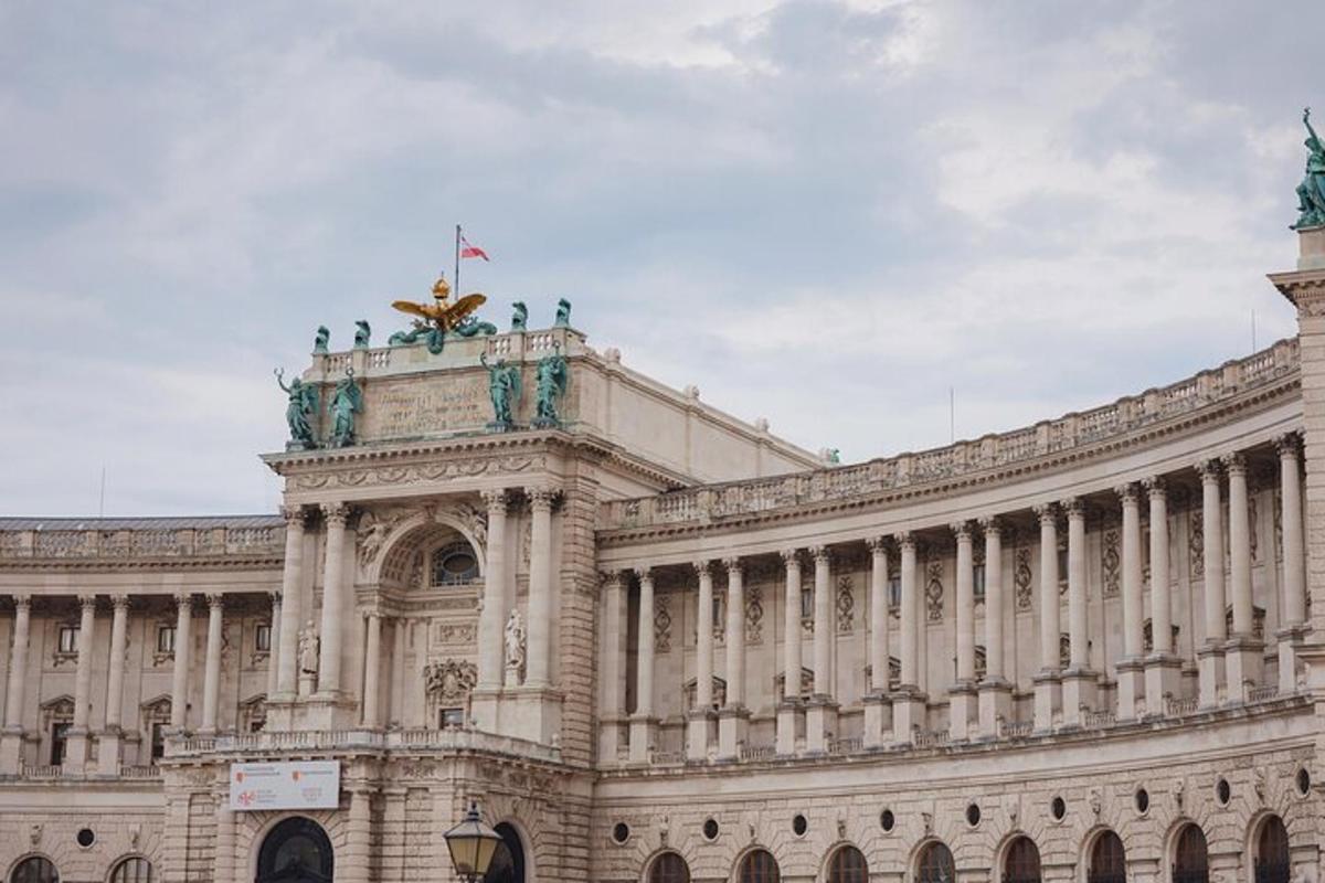 un grande edificio con una bandiera in cima