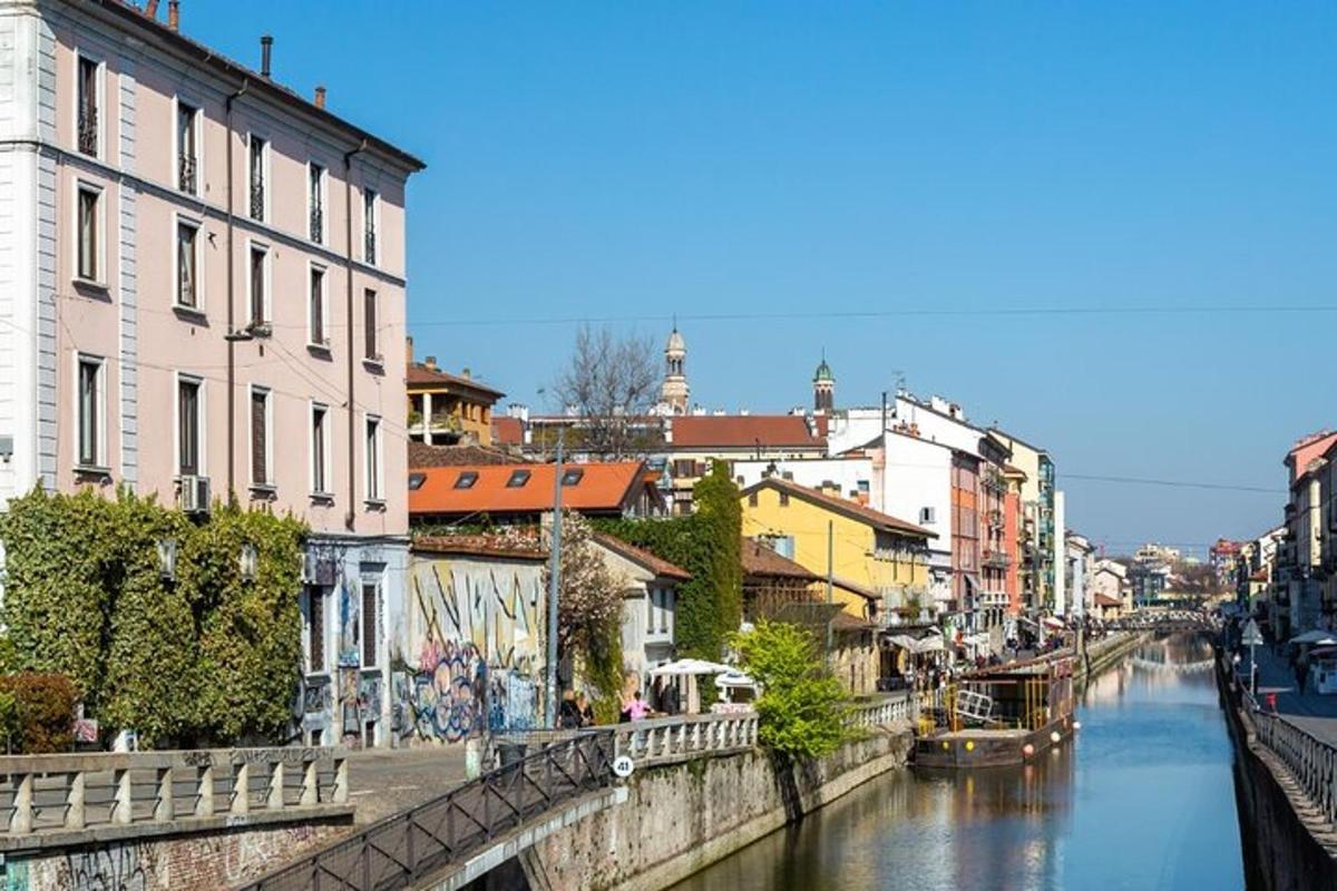 un ponte sopra un fiume in una città con edifici