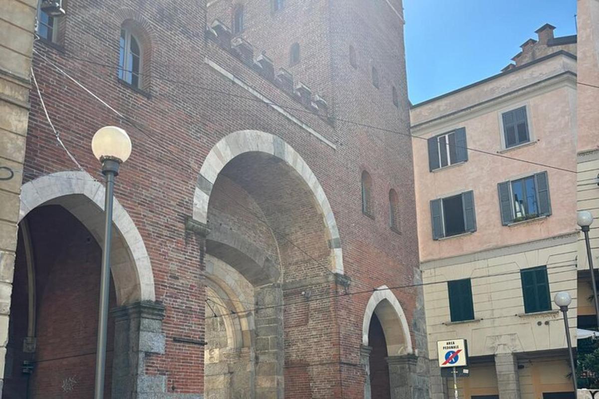 un grande edificio in mattoni con archi e un lampione