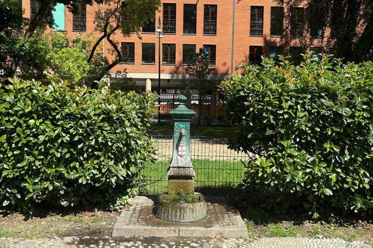 una estàtua davant d'una tanca davant d'un edifici