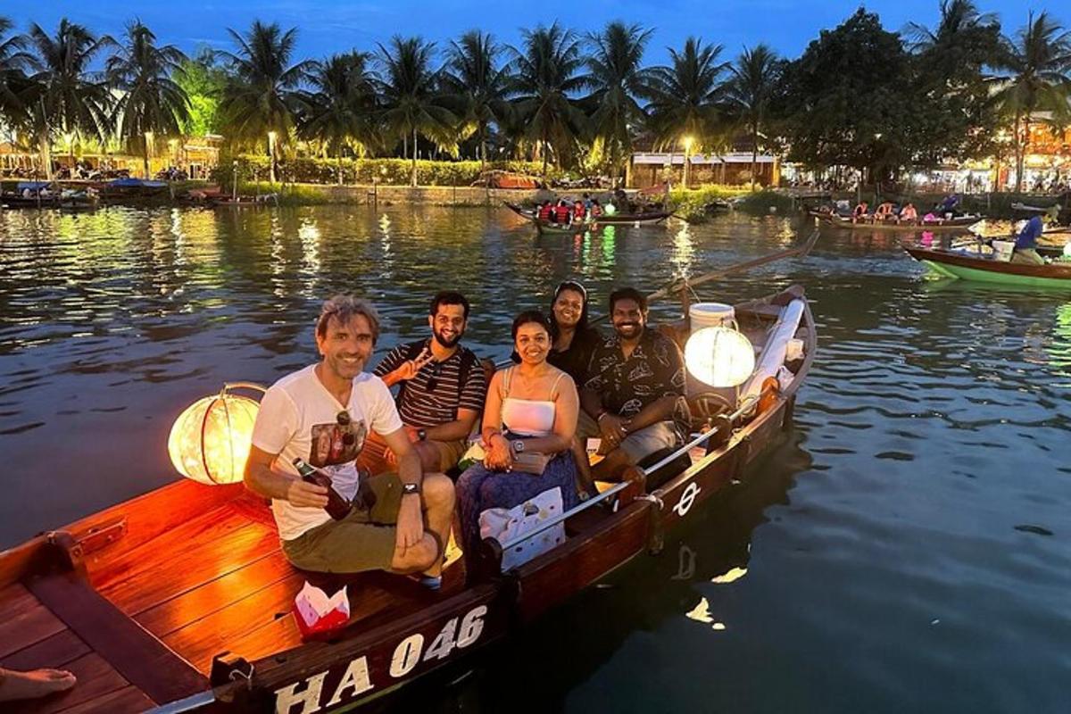 un gruppo di persone sedute su una barca sull'acqua