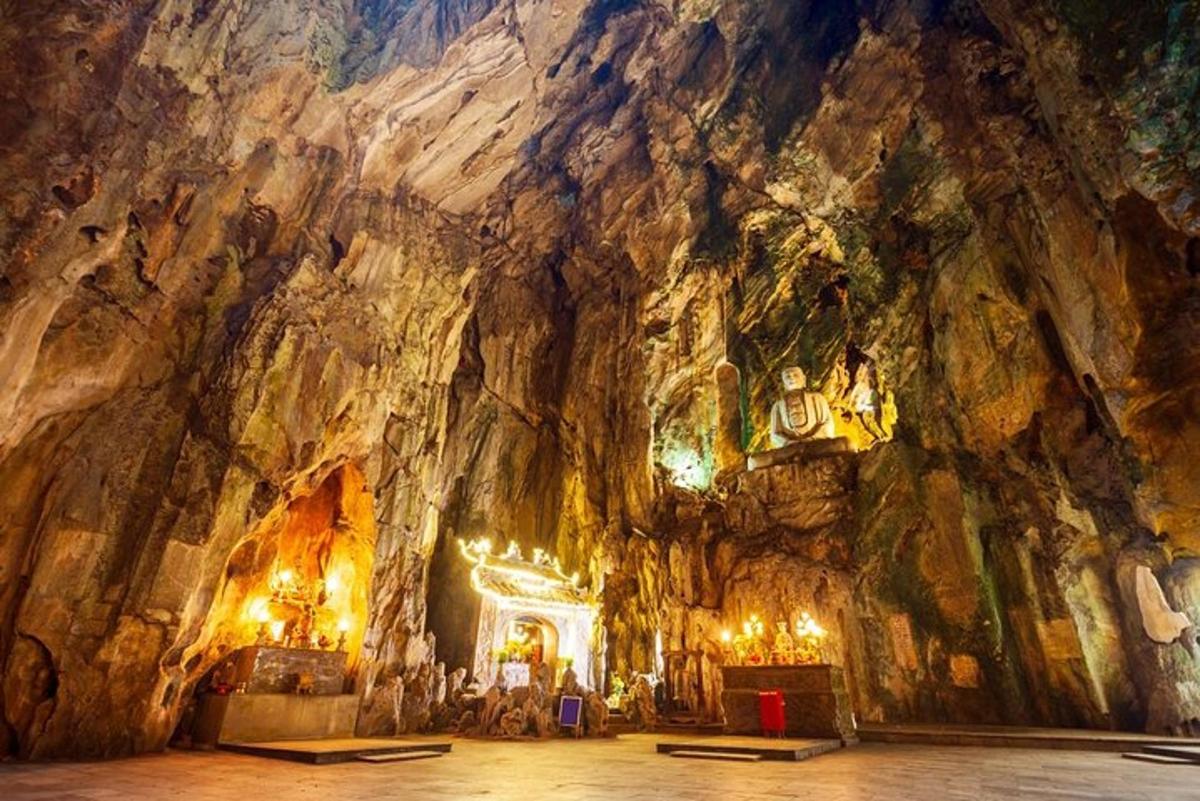 una grotta con una chiesa in una parete rocciosa