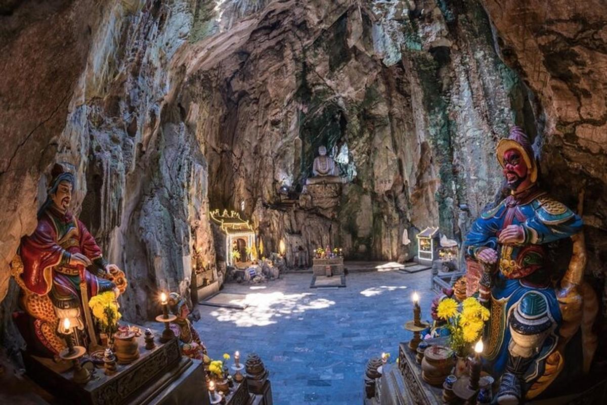 due statue in una grotta con candele al suo interno
