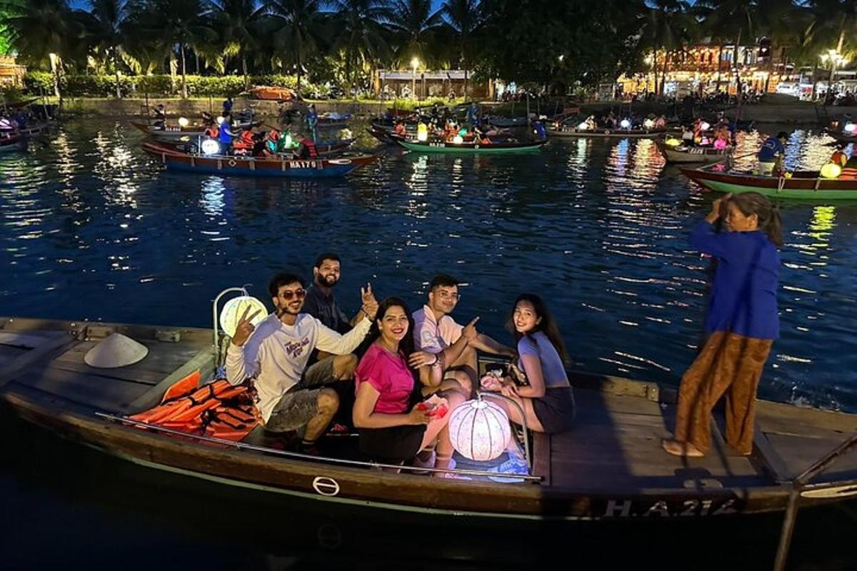un gruppo di persone sedute su una barca sull'acqua