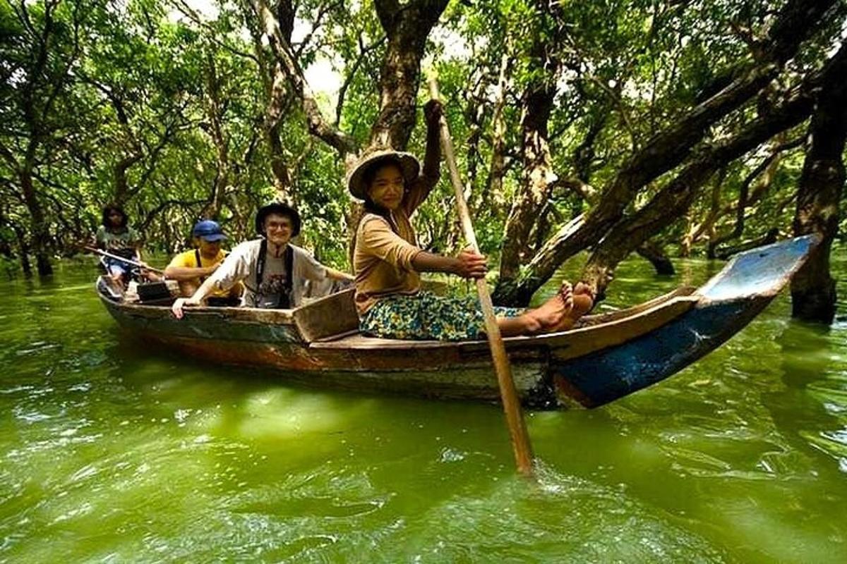sekumpulan orang dalam bot di sungai