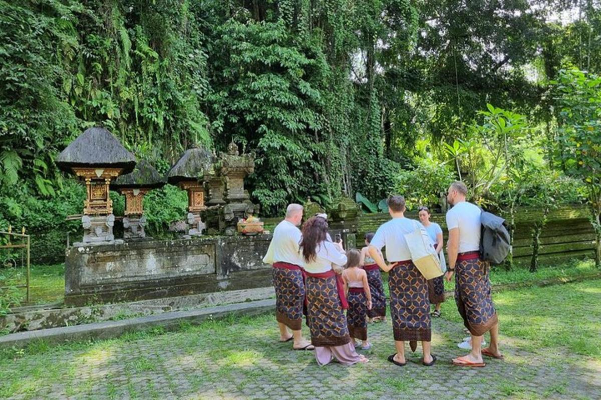 un grup de oameni care stau în fața unui templu