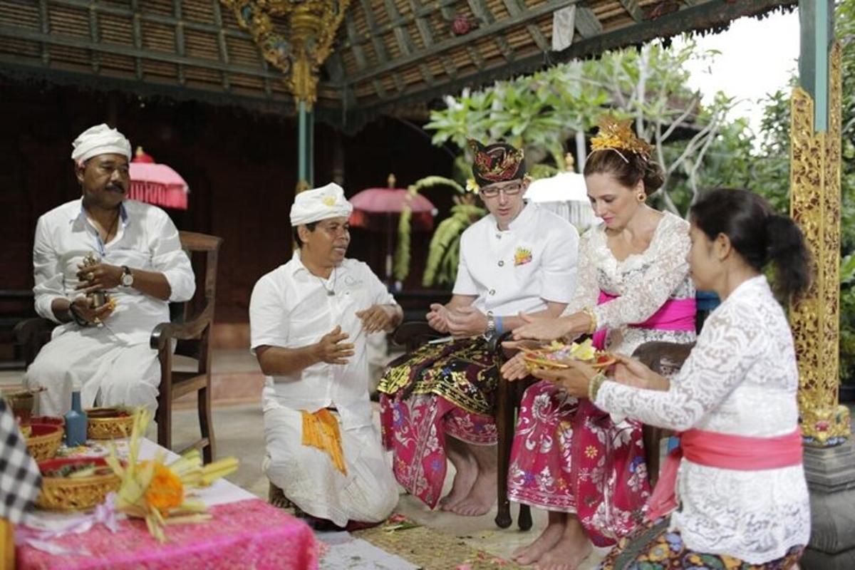 isang grupo ng mga tao na nakaupo sa paligid ng bawat isa