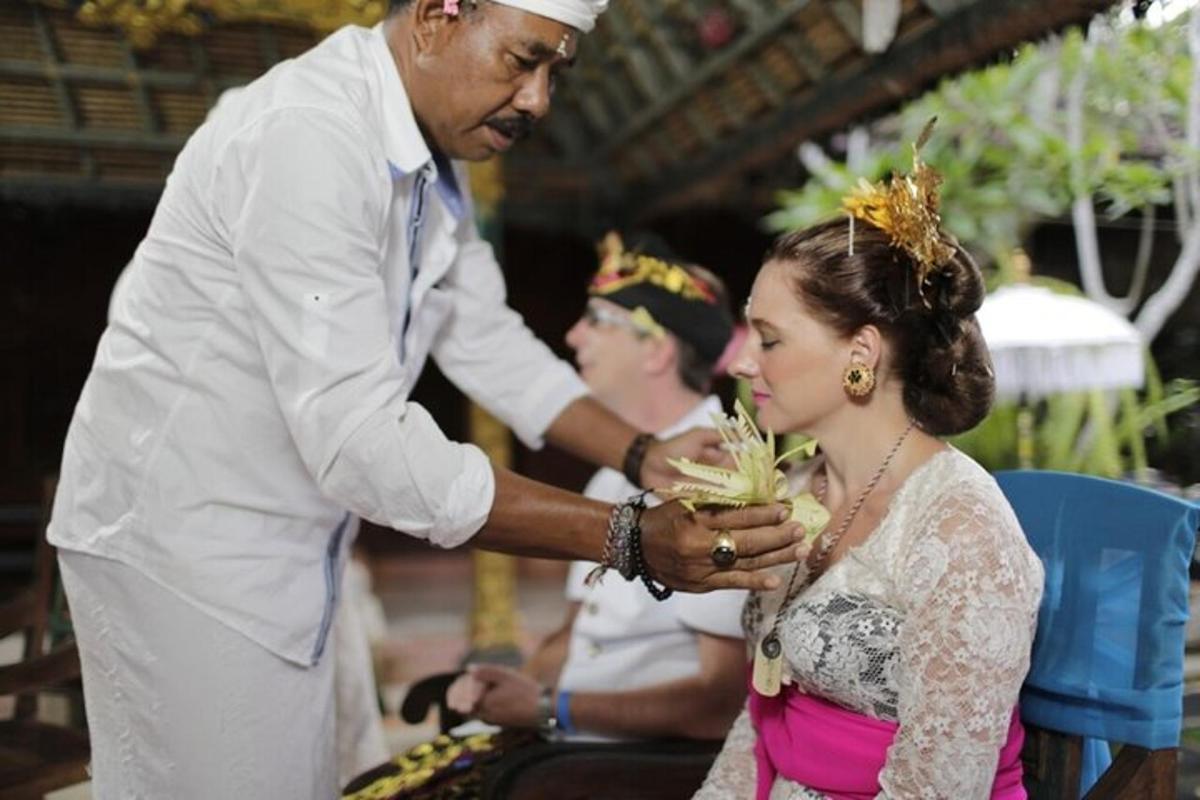 isang lalaking nakatayo sa tabi ng isang babae na may hawak na bulaklak