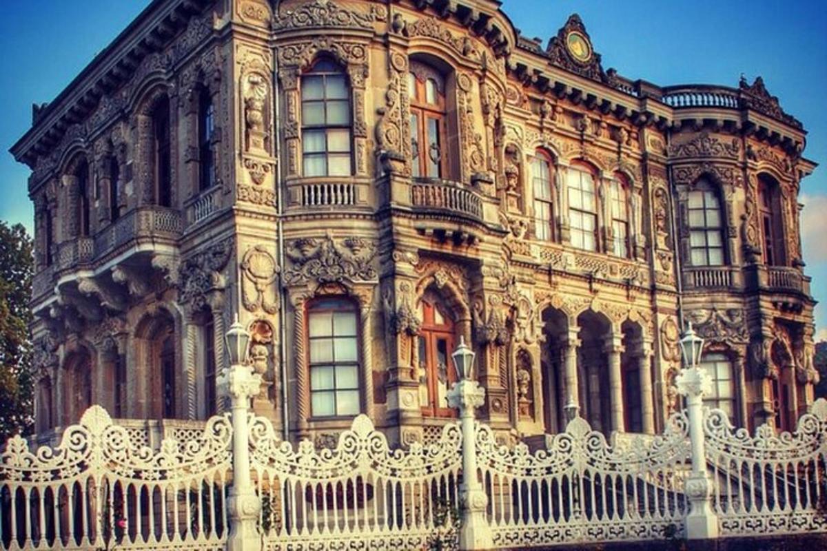 một tòa nhà cũ có hàng rào ở phía trước