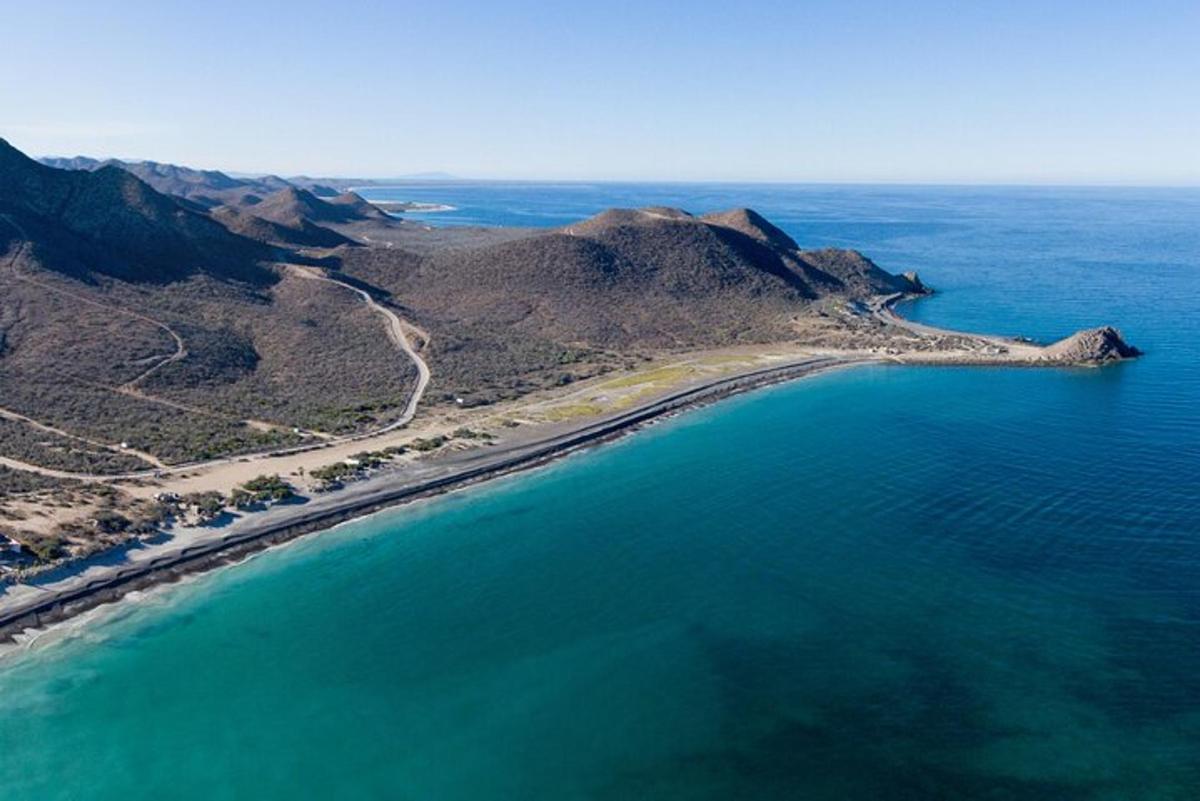 uma vista aérea de uma ilha no oceano