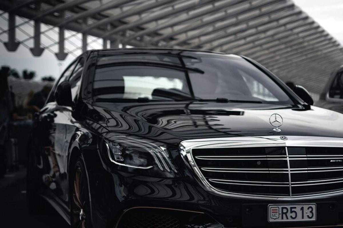 auto Mercedes Benz zaparkované v garáži
